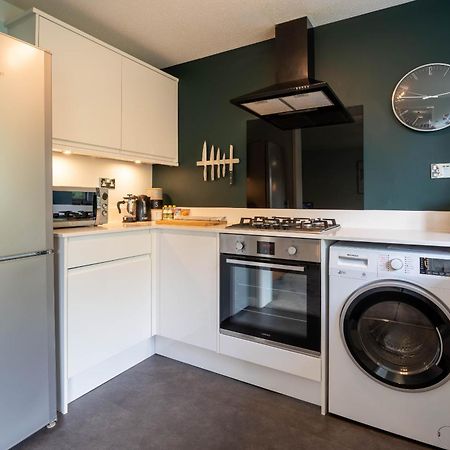 Park View- 2 Bed Apartment Close To East Surrey Hospital Salfords Kültér fotó