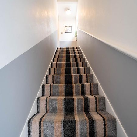 Park View- 2 Bed Apartment Close To East Surrey Hospital Salfords Kültér fotó